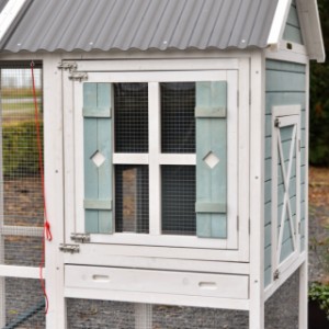 Door het raam in de deur van konijnenhok Alexia kunt u uw konijntjes zien