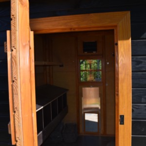 Het grote nachthok is voorzien van enkele legnesten