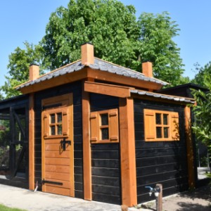 Het prachtige hok is gemaakt van Douglashout en zwart geïmpregneerd vurenhout