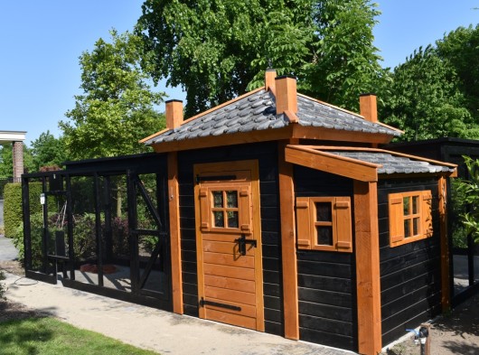 Dierenverblijf Hooiberg 3XL met 2 aanbouwrennen 675x585x195x268cm