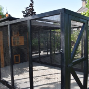 Het verblijf is uitgebreid met 2 grote rennen