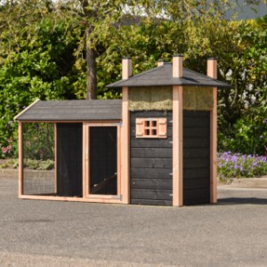 Kippen / konijnenhok hooiberg Rosa met overdekte ren