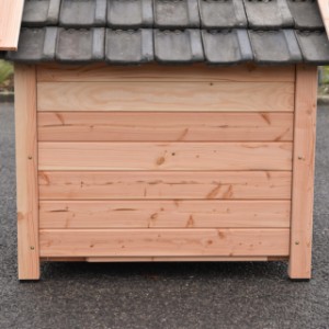 De zijkant van hondenhok Turbo is een klep