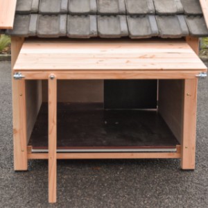 De zijkant van hondenhok Turbo is een klep die open kan blijven staan