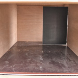 Door de klep kan je makkelijk in hondenhok Turbo om schoon te maken