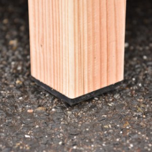 Onder de poten van hondenhok Turbo zitten kunststof blokjes tegen optrekkend vocht