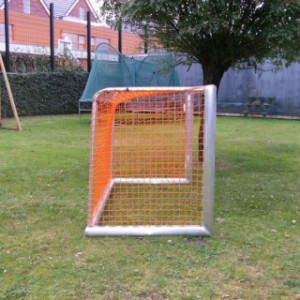 Het kanteldoel Calzio Favorit is optioneel leverbaar met oranje doelnet