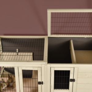 Vanaf het open klapbare dak kan je makkelijk bij de opslagzolder van konijnenkooi Bobby