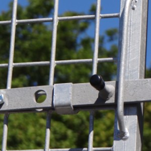 De puppyren is voorzien van een stevige grendel