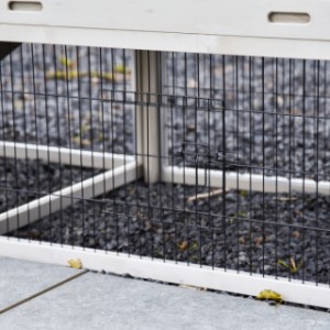 Het traliepaneel onder het nachthok van prestige medium heeft een klein deurtje