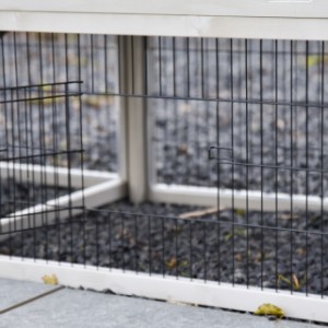 Het traliepaneel onder het nachthok van prestige medium heeft een klein deurtje