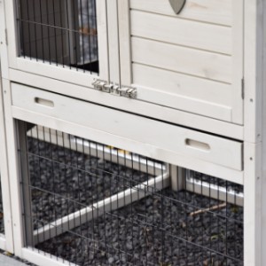 Het nachthok van Prestige medium heeft een handige kunststof schuiflade