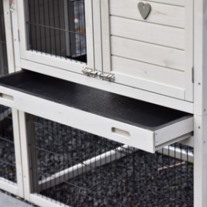 Het nachthok van Prestige medium heeft een handige kunststof schuiflade