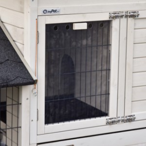 Het tralie deurtje van het nachthok van Prestige medium is voorzien van plexiglas