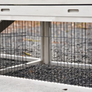 Het traliepaneel onder het nachthok van prestige medium heeft een klein deurtje