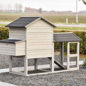 Neem een kijkje aan de achterkant van de Prestige medium met ren en legnest