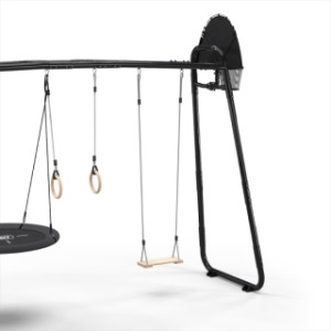 Het metalen speeltoestel Getset MB305 wordt geleverd inclusief afgebeelde accessoires en een voetbalnet