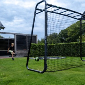 Het fitnesstoestel EXIT Getset MB305 kan voorzien worden van een voetbalnet