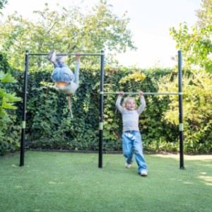 EXIT Ivy dubbele duikelrek biedt kinderen een veilige plek om te duikelen en zwaaien.