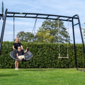 De zwarte schommelmand zorgt voor veel schommelplezier