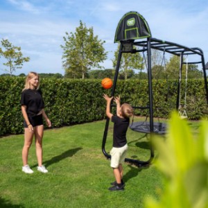 Het EXIT mini basketbalbord wordt geleverd inclusief 2 ballen, zodat het spelen direct kan beginnen