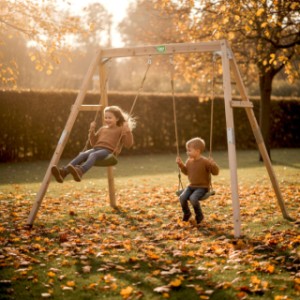 EXIT Silvi dubbele houten schommel maakt buitenspelen magisch, zelfs met vallende bladeren om je heen.