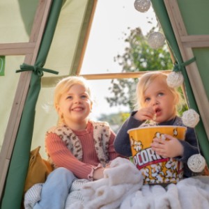 Knus samen in de tent van de EXIT Yuki 550 – een fijne plek om te spelen, te kletsen en je even terug te trekken.