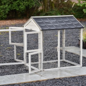 De Tussenren Space Medium Light-grey heeft grote deuren voor gebruiksgemak.