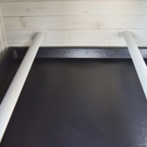 Kippenhok Ambiance large heeft 2 uitneembare zitstokken