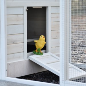 Het deurtje van het nachthok van Ambiance large is tegelijk een loopplank