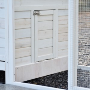 Het deurtje van het nachthok van Ambiance large is tegelijk een loopplank