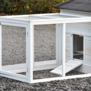 Neem een kijkje aan de achterkant van aanbouwren Ambiance Large met gaasdak