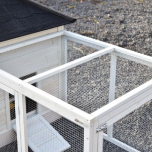 Het dak van aanbouwren Ambiance Large is voorzien van gaas