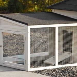 Neem een kijkje aan de achterkant van aanbouwren Ambiance Large met dakleerdak