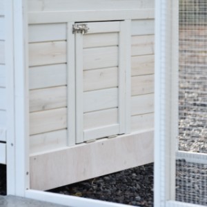 Het deurtje van het nachthok van Ambiance large is tegelijk een loopplank