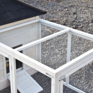 Het dak van de aanbouwren is voorzien van gaas