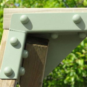 De schommel Subliem XL is voorzien van pastelgroen gepoedercoate schommelhoeken