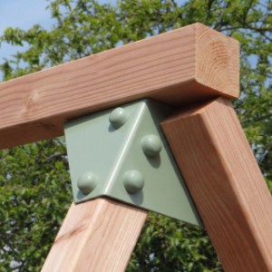 De schroeven van deze schommelhoek worden netjes afgedekt