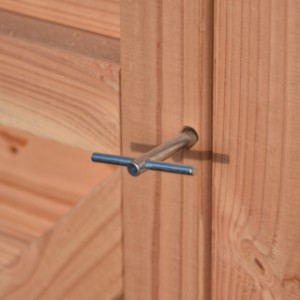 De deur kan open worden gedaan met de mee geleverde  T sleutel