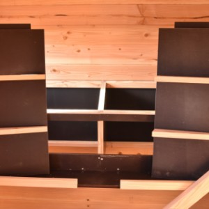 Doordat de dakplaat en bodemplaat er uit kunnen, is de schoonmaak van het legnest heel eenvoudig