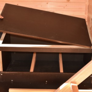 De dakplaat van het leghok is volledig afneembaar