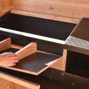 De bodemplaat van het leghok is volledig uitneembaar