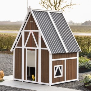 Kippenhok Pip in boerderijstijl met een hoog puntdak en een karakteristieke, landelijke uitstraling