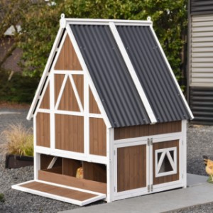 Aan de achterkant van kippenhok Pip zit een makkelijk luik zodat je makkelijk eitjes kan rapen uit de legbak