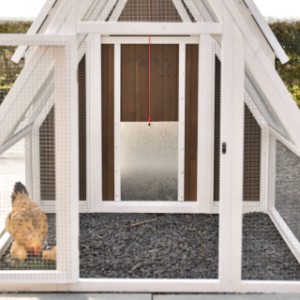 Het aluminium luik is eenvoudig open en dicht te doen met een touwtje