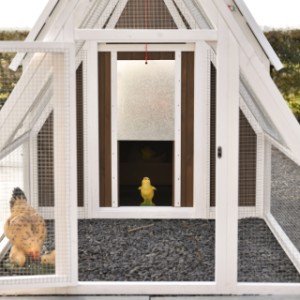 Het aluminium luik is eenvoudig open en dicht te doen met een touwtje