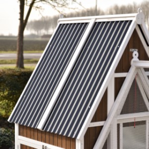 Het dak van kippenhok Pip is gemaakt van Kunststof golfplaten