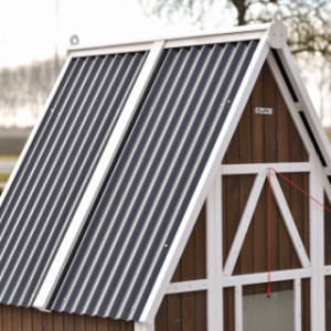 Het dak van kippenhok Pip is gemaakt van Kunststof golfplaten