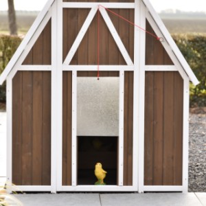 Het aluminium luik is eenvoudig open en dicht te doen met een touwtje