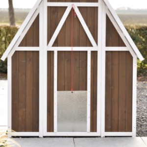 Het aluminium luik is eenvoudig open en dicht te doen met een touwtje